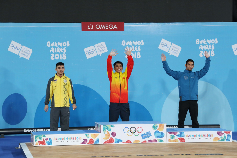 Vận động viên Ngô Sơn Đỉnh thi đấu ổn định để mang về tấm HCV đầu tiên ở môn cử tạ, hạng 56 kg nam. (Ảnh: Hoài Nam/TTXVN)