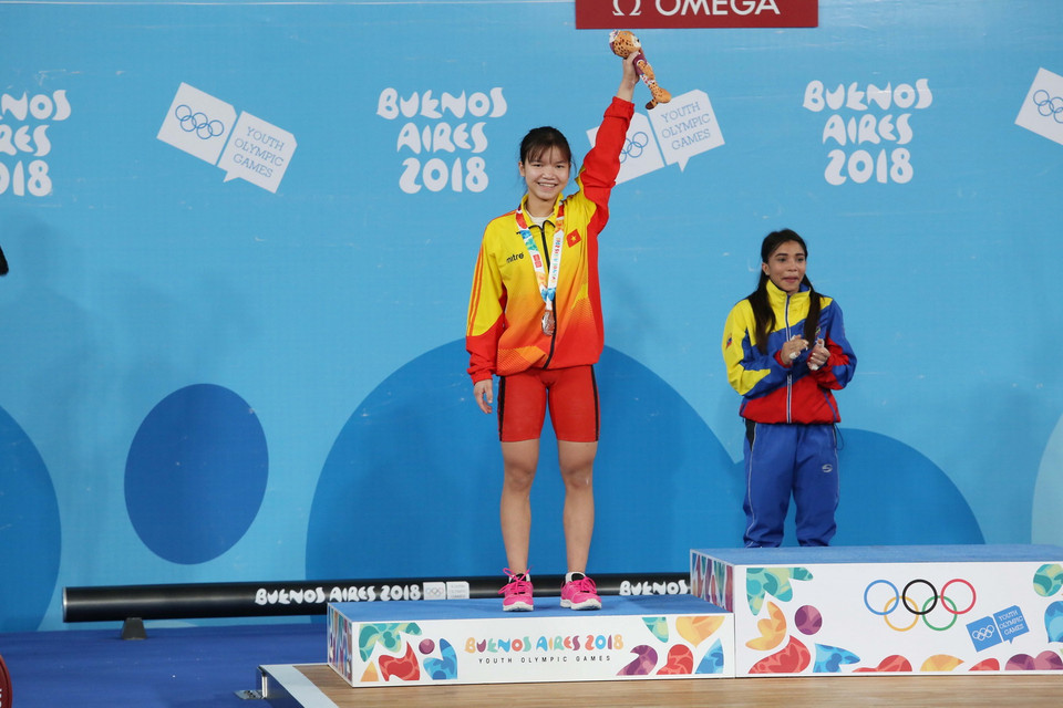 Vận động viên Nguyễn Thị Thu Trang với chiếc Huy chương Bạc cho đoàn thể thao Việt Nam. (Ảnh: Hoài Nam/TTXVN)