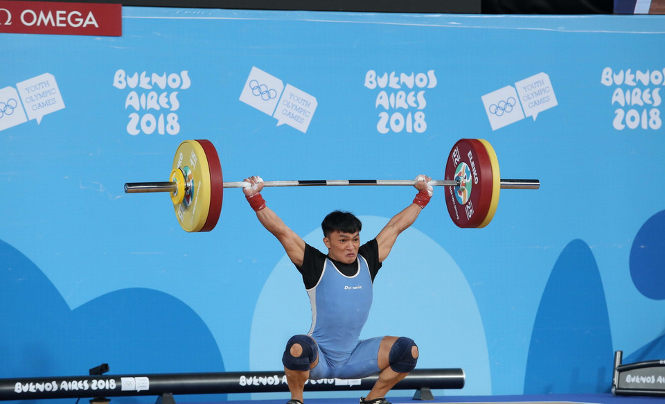 Vận động viên Ngô Sơn Đỉnh trong phần thi cử giật. (Ảnh: Hoài Nam/TTXVN)