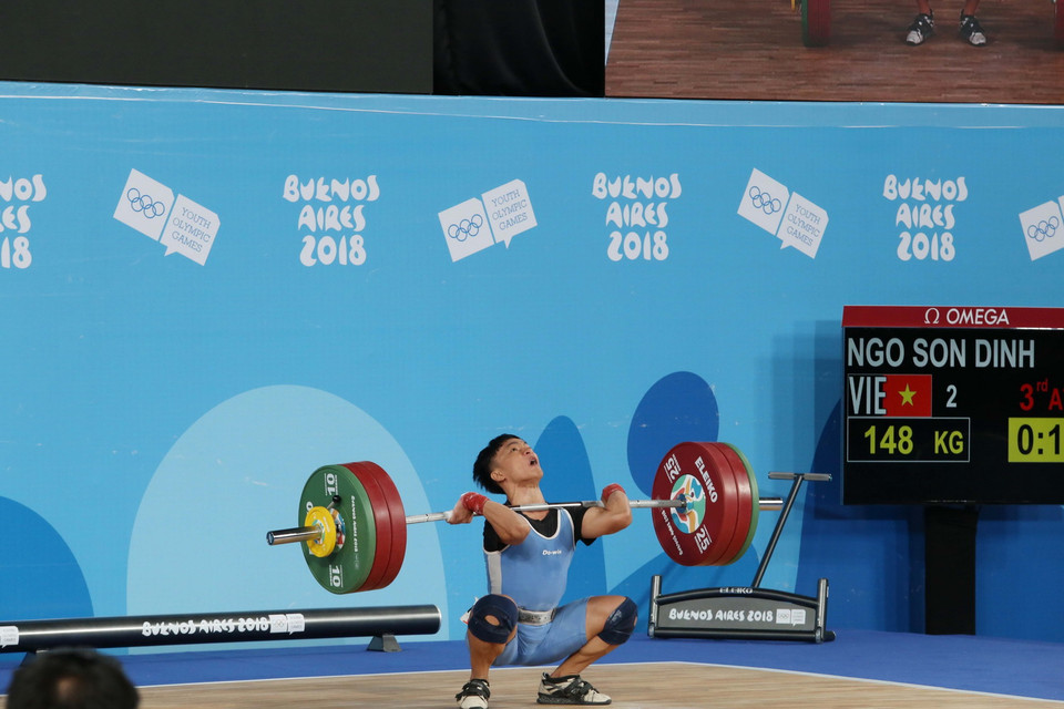 Vận động viên Ngô Sơn Đỉnh thành công trong phần thi cử đẩy. (Ảnh: Hoài Nam/TTXVN)