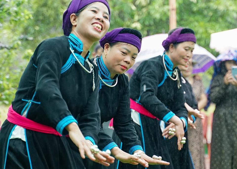 Điệu múa truyền thống của đồng bào dân tộc Nùng. (Ảnh: Khánh HòaTTXVN)