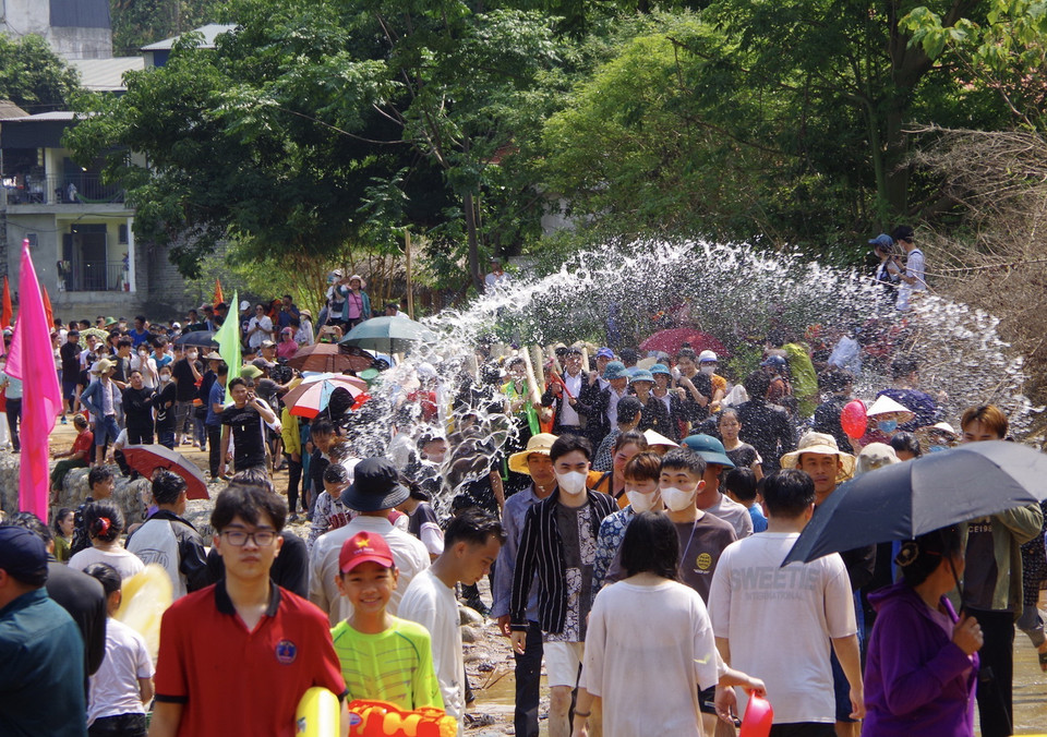 Hoạt động thi té nước hấp dẫn thu hút đông đảo người dân và du khách tham gia. (Ảnh: Việt Hoàng/TTXVN)