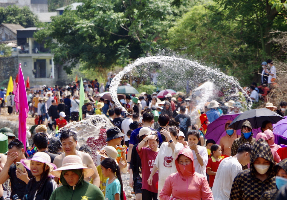 Hoạt động thi té nước hấp dẫn thu hút đông đảo người dân và du khách tham gia. (Ảnh: Việt Hoàng/TTXVN)