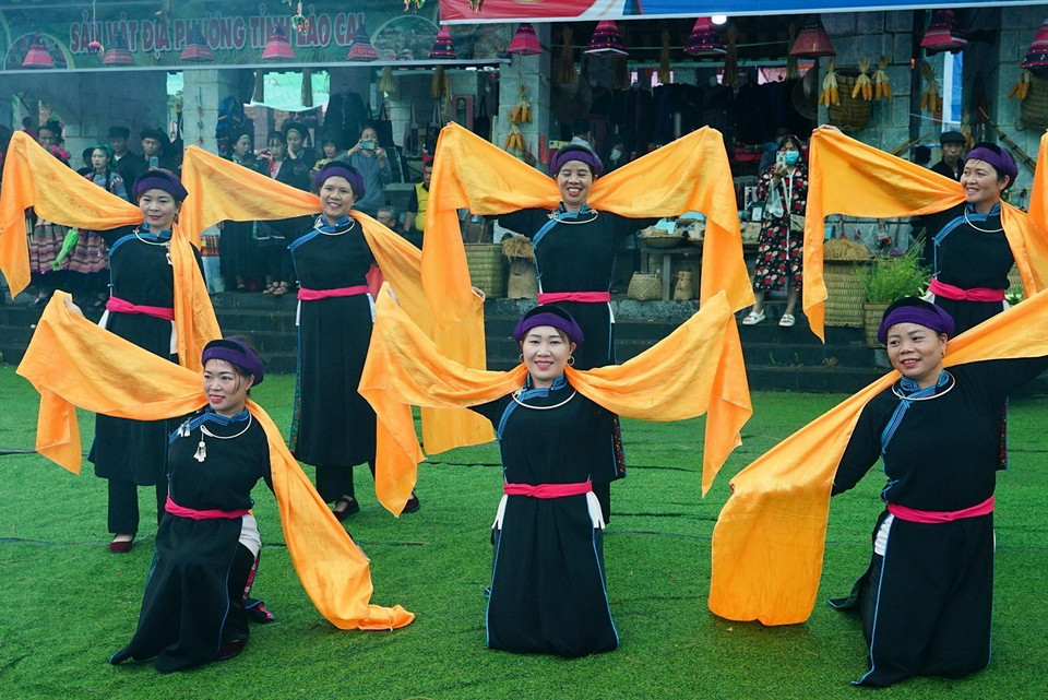 Điệu múa truyền thống của đồng bào dân tộc Nùng. (Ảnh: Khánh HòaTTXVN)