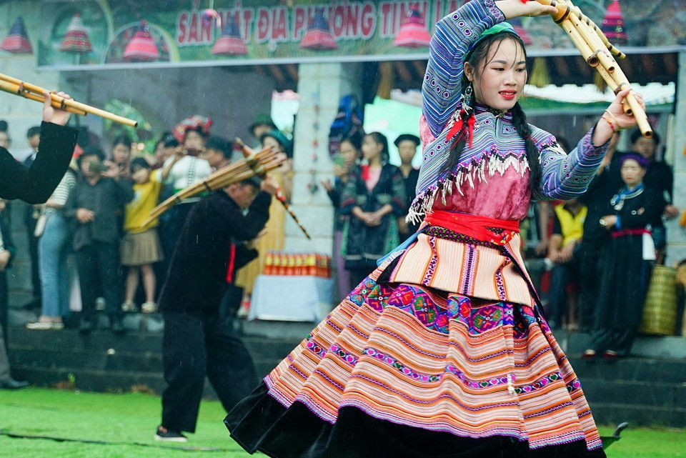 Biểu diễn điệu múa khèn của đồng bào dân tộc Mông. (Ảnh: Khánh HòaTTXVN)