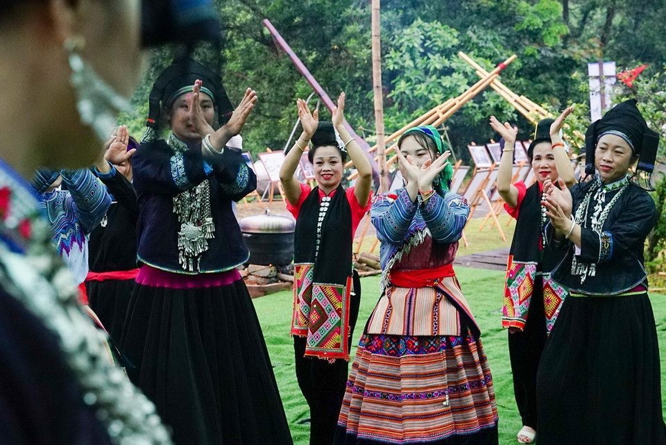 Thể hiện tinh thần đoàn kết giữa các dân tộc qua các điệu múa tập thể. (Ảnh: Khánh HòaTTXVN)