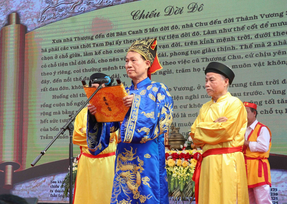  Quan đám Trần Văn Thành đọc Chiếu dời đô. (Ảnh: Thanh Thương/TTXVN)