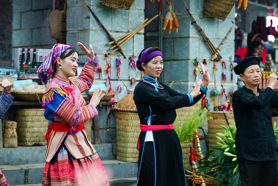 Múa tập thể, thể hiện tinh thần đoàn kết giữa các dân tộc. (Ảnh: Khánh HòaTTXVN)