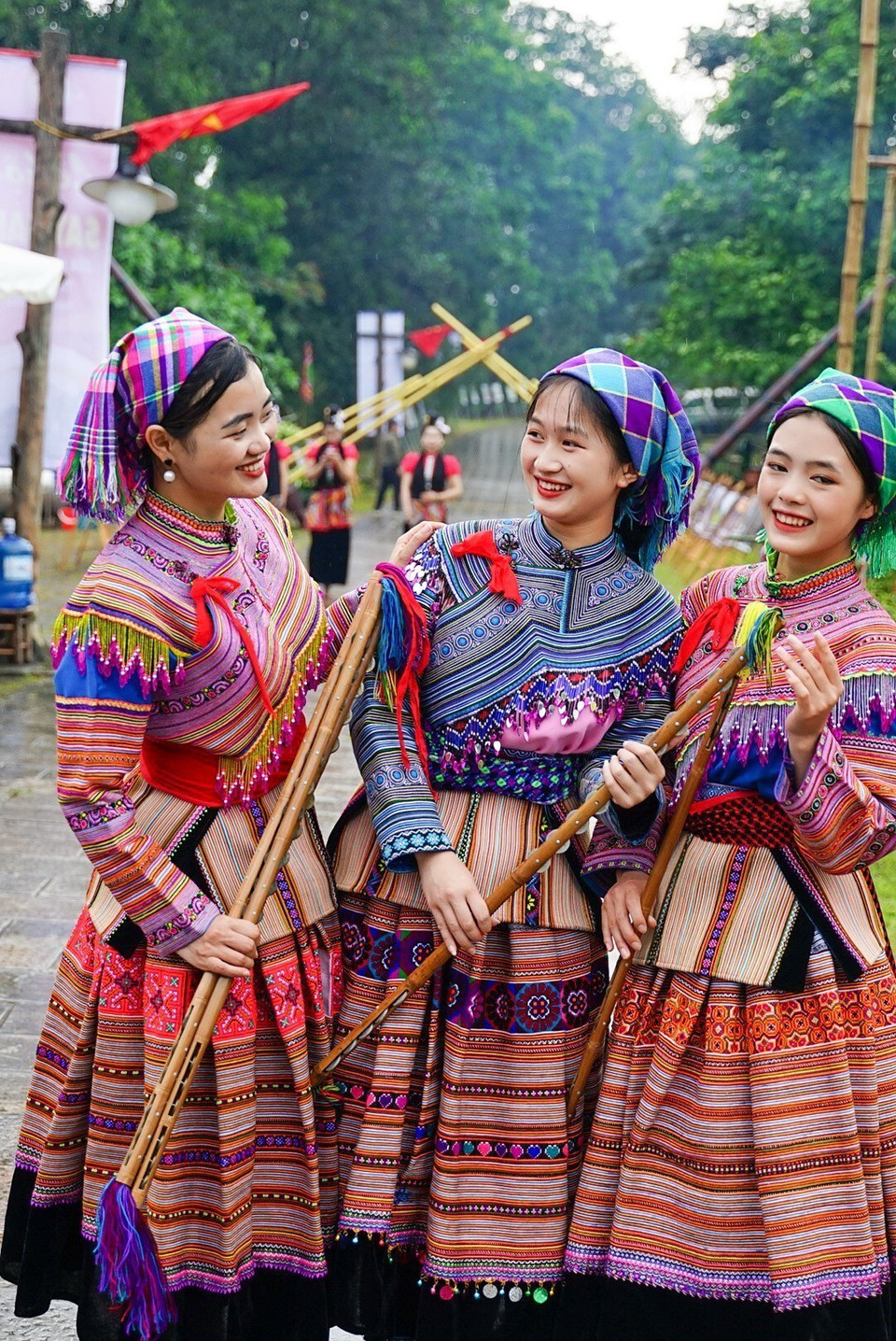 Các cô gái Mông xinh đẹp trong trang phục truyền thống. (Ảnh: Khánh HòaTTXVN)