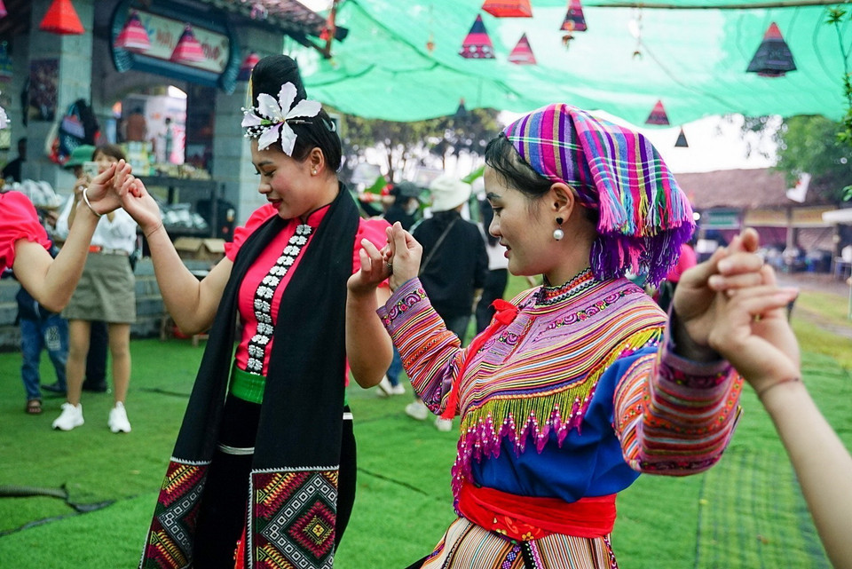 Múa tập thể, thể hiện tinh thần đoàn kết giữa các dân tộc. (Ảnh: Khánh HòaTTXVN)