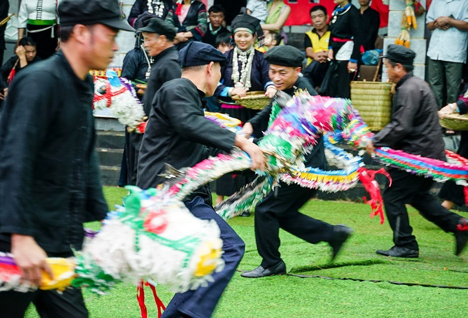 Múa ngựa giấy của đồng bào dân tộc Nùng (Nùng Dín) Lào Cai. (Ảnh: Khánh HòaTTXVN)