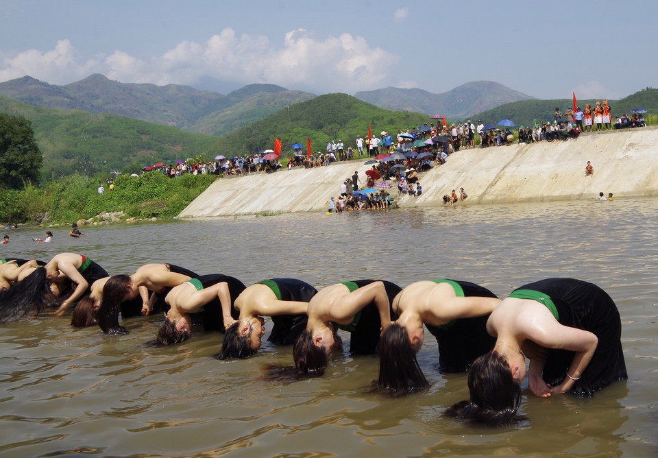 Tái hiện lễ hội Áphôchiêng (lễ hội gội đầu) của người Thái trắng huyện Phong Thổ. (Ảnh: Việt Hoàng/TTXVN)
