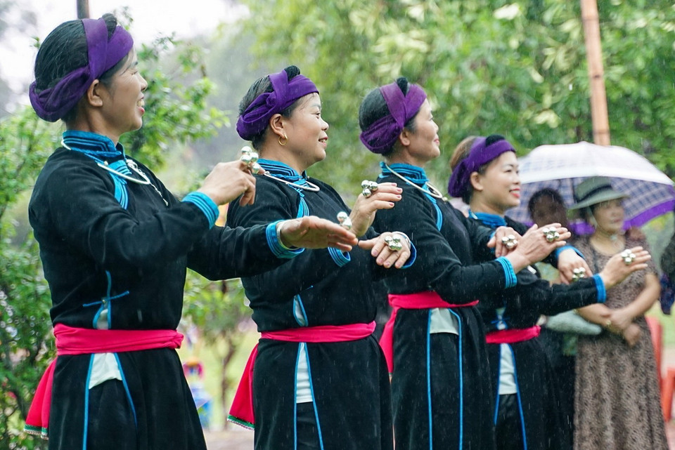 Điệu múa truyền thống của đồng bào dân tộc Nùng. (Ảnh: Khánh HòaTTXVN)