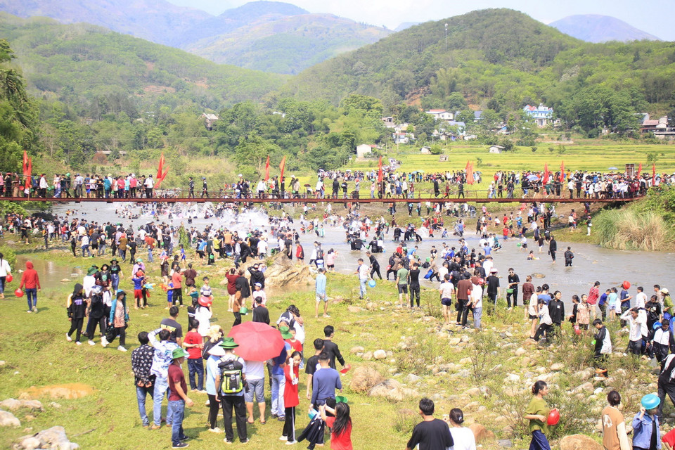 Thi té nước thu hút đông đảo người dân và du khách tham gia. (Ảnh: Việt Hoàng/TTXVN)