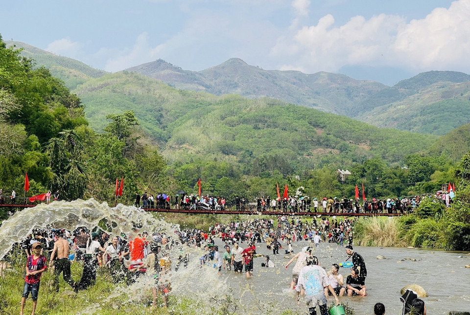 Hoạt động thi té nước hấp dẫn thu hút đông đảo người dân và du khách tham gia. (Ảnh: Việt Hoàng/TTXVN)