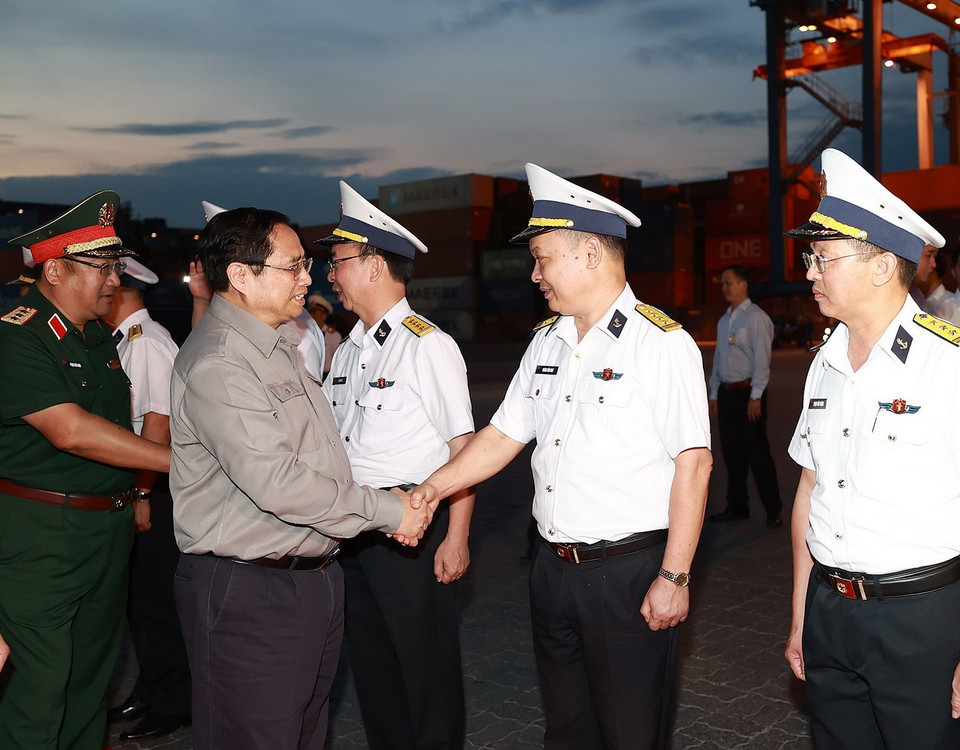 Thủ tướng Phạm Minh Chính với cán bộ, sỹ quan Tổng Công ty Tân Cảng Sài Gòn. (Ảnh: Dương Giang/TTXVN)
