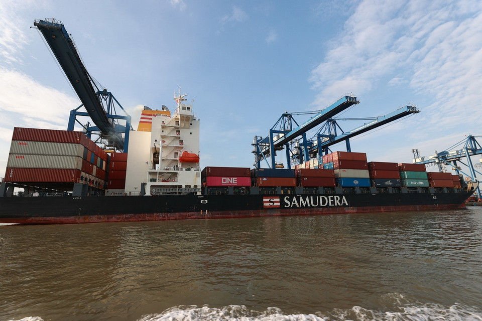 Tàu ra vào bốc dỡ hàng hóa ở cảng Tân Cảng Cát Lái. (Ảnh: Dương Giang/TTXVN)