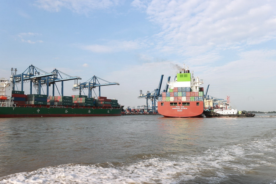 Tàu ra vào bốc dỡ hàng hóa tại cảng Tân Cảng Cát Lái. (Ảnh: Dương Giang/TTXVN)