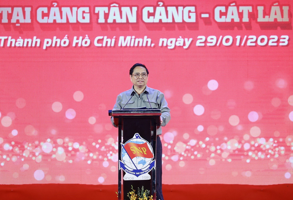 Thủ tướng Phạm Minh Chính phát biểu tại Lễ phát lệnh làm hàng đầu năm của Tổng Công ty Tân Cảng Sài Gòn. (Ảnh: Dương Giang/TTXVN)