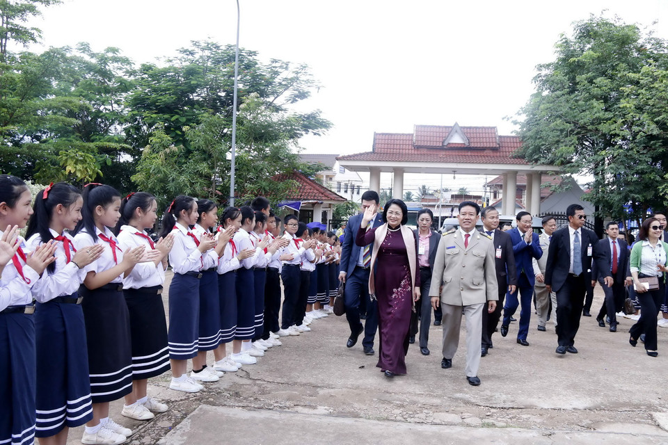 Phó Chủ tịch nước Đặng Thị Ngọc Thịnh thăm Trường Năng khiếu và Dân tộc nội trú Lào. (Ảnh: Phạm Kiên/Vietnam+)