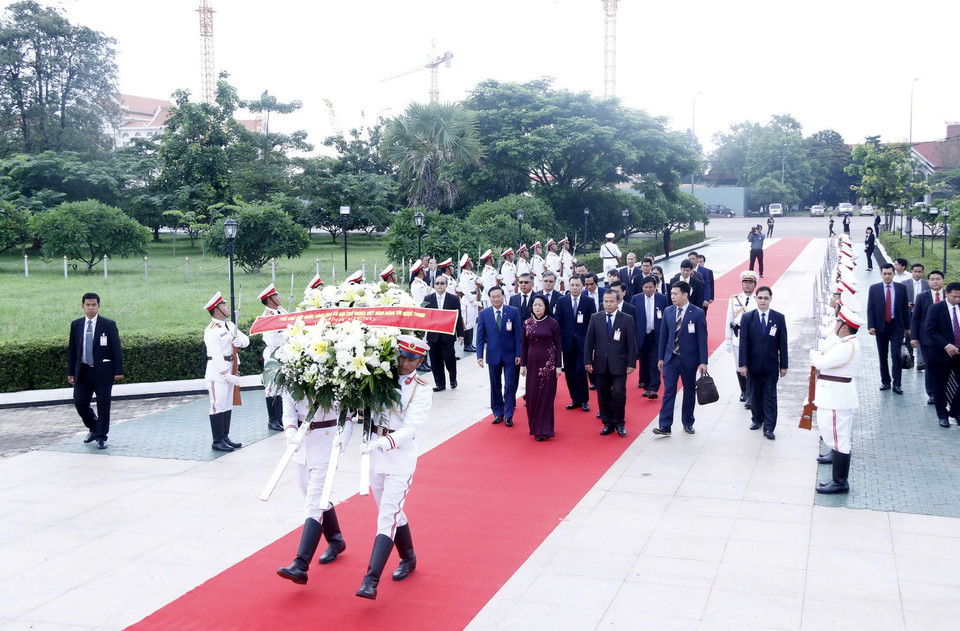 Phó Chủ tịch nước Đặng Thị Ngọc Thịnh đặt vòng hoa tại Đài tưởng niệm Liệt sỹ vô danh của Lào tại Thủ đô Vientiane. (Ảnh: Phạm Kiên/Vietnam+)