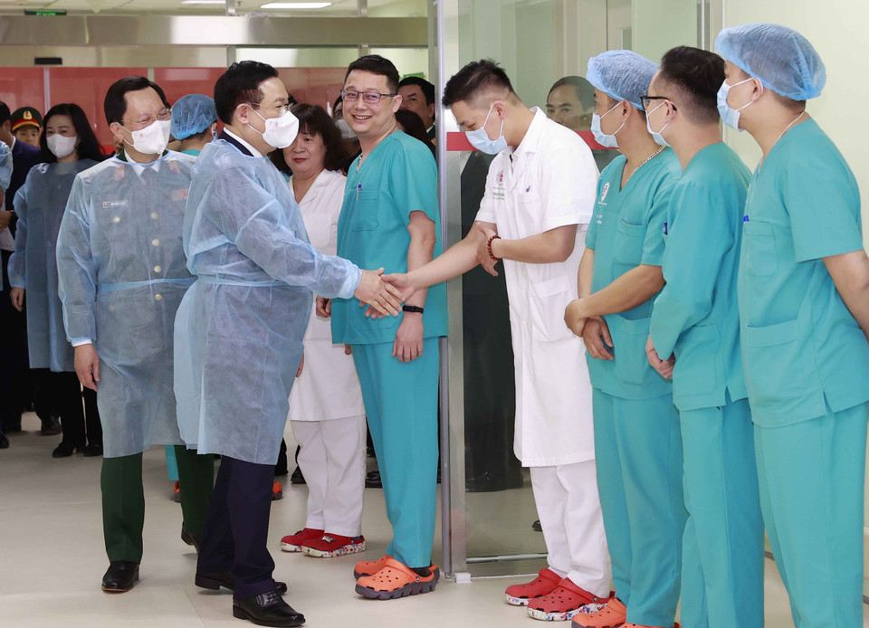 Chủ tịch Quốc hội Vương Đình Huệ với các y, bác sỹ Khoa hồi sức ngoại khoa và ghép tạng, Bệnh viện Trung ương Quân đội 108. (Ảnh: Doãn Tấn/TTXVN)