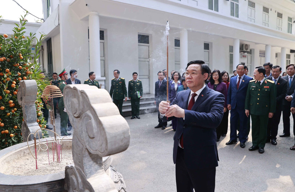 Chủ tịch Quốc hội Vương Đình Huệ dâng hương tại Nhà tưởng niệm Chủ tịch Hồ Chí Minh. (Ảnh: Doãn Tấn/TTXVN)