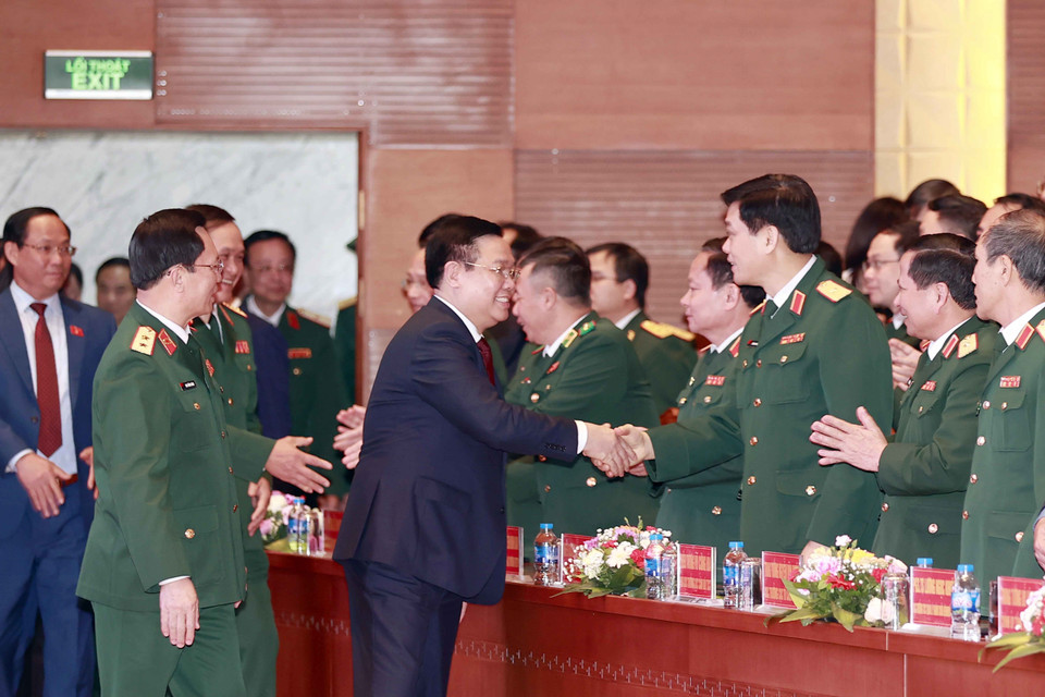 Chủ tịch Quốc hội Vương Đình Huệ với đại biểu dự gặp mặt kỷ niệm 68 năm Ngày Thầy thuốc Việt Nam. (Ảnh: Doãn Tấn/TTXVN)