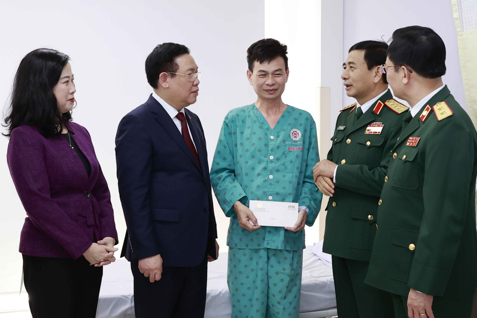 Chủ tịch Quốc hội Vương Đình Huệ tặng quà bệnh nhân tại Khoa ung bướu, Bệnh viện Trung ương Quân đội 108. (Ảnh: Doãn Tấn/TTXVN)