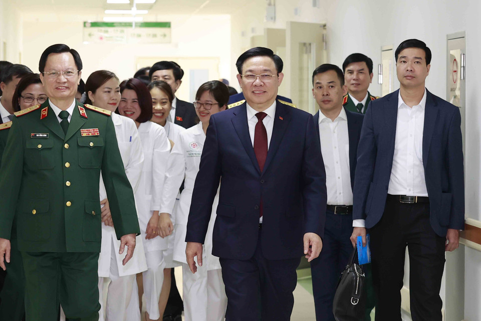 Chủ tịch Quốc hội Vương Đình Huệ thăm, tặng quà bệnh nhân tại Khoa ung bướu, Bệnh viện Trung ương Quân đội 108. (Ảnh: Doãn Tấn/TTXVN)