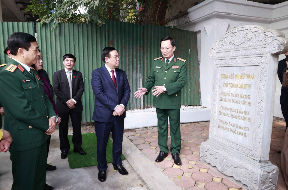 Chủ tịch Quốc hội Vương Đình Huệ thăm Nhà tưởng niệm Chủ tịch Hồ Chí Minh tại Bệnh viện Trung ương Quân đội 108. (Ảnh: Doãn Tấn/TTXVN)