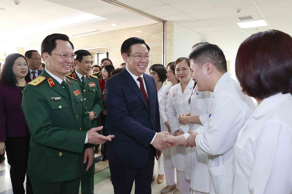 Chủ tịch Quốc hội Vương Đình Huệ với các y, bác sỹ Bệnh viện Trung ương Quân đội 108. (Ảnh: Doãn Tấn/TTXVN)
