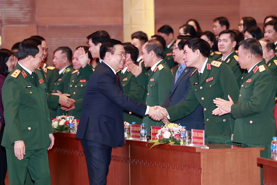 Chủ tịch Quốc hội Vương Đình Huệ với đại biểu dự gặp mặt kỷ niệm 68 năm Ngày Thầy thuốc Việt Nam. (Ảnh: Doãn Tấn/TTXVN)