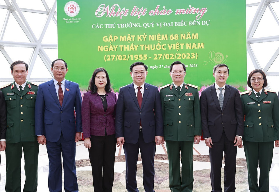 Chủ tịch Quốc hội Vương Đình Huệ với đại biểu dự gặp mặt kỷ niệm 68 năm Ngày Thầy thuốc Việt Nam. (Ảnh: Doãn Tấn/TTXVN)