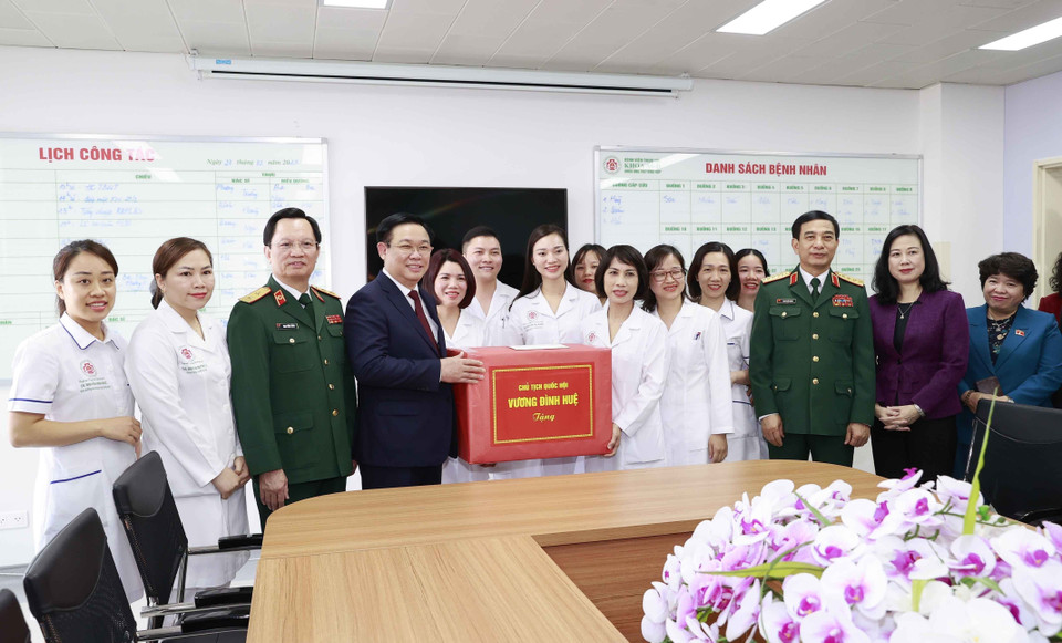 Chủ tịch Quốc hội Vương Đình Huệ thăm, tặng quà Khoa ung bướu, Bệnh viện Trung ương Quân đội 108. (Ảnh: Doãn Tấn/TTXVN)