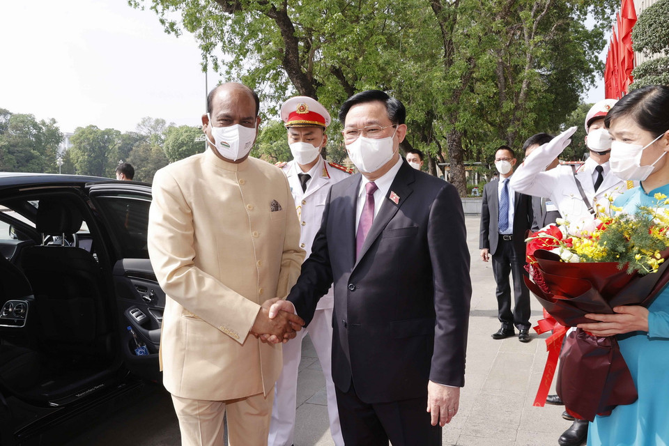 Chủ tịch Quốc hội Vương Đình Huệ đón Chủ tịch Hạ nghị viện Cộng hòa Ấn Độ Om Birla. (Ảnh: Doãn Tấn/TTXVN)