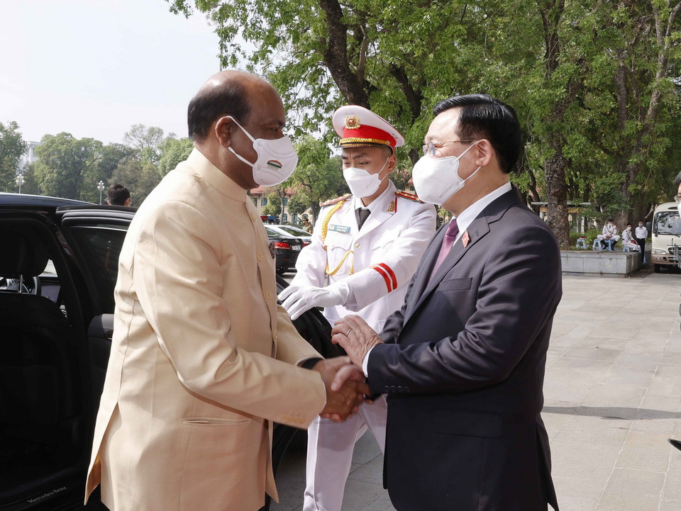 Chiều 19/4, tại Nhà Quốc hội, Chủ tịch Quốc hội Vương Đình Huệ đón Chủ tịch Hạ nghị viện Cộng hòa Ấn Độ Om Birla. (Ảnh: Doãn Tấn/TTXVN)