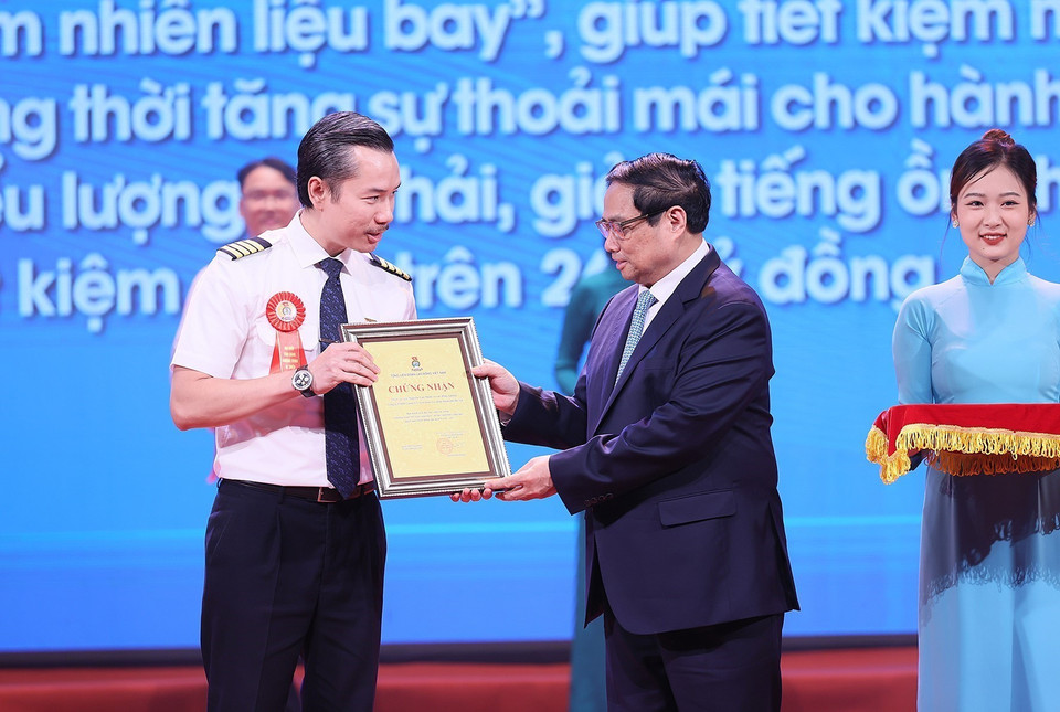 Thủ tướng Phạm Minh Chính trao chứng nhận vinh danh các tác giả, nhóm tác giả có thành tích đặc biệt xuất sắc. (Ảnh: Dương Giang/TTXVN)