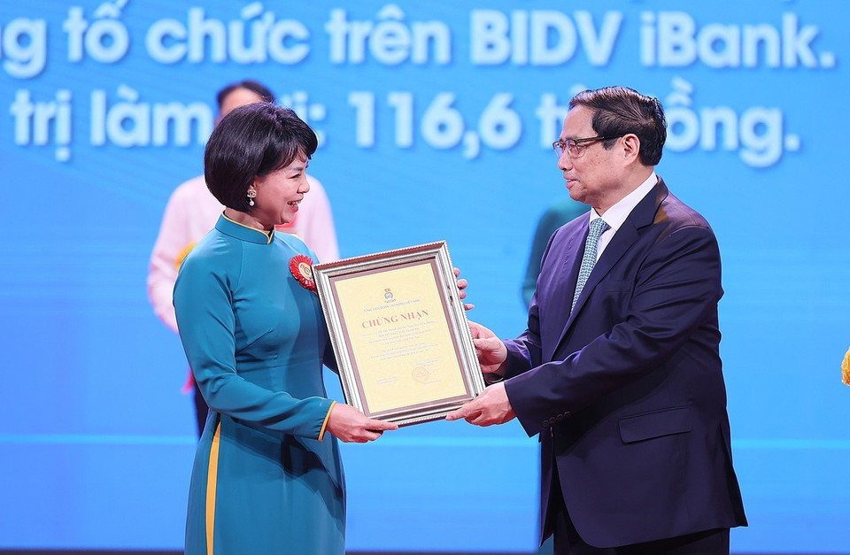 Thủ tướng Phạm Minh Chính trao chứng nhận vinh danh các tác giả, nhóm tác giả có thành tích đặc biệt xuất sắc. (Ảnh: Dương Giang/TTXVN)