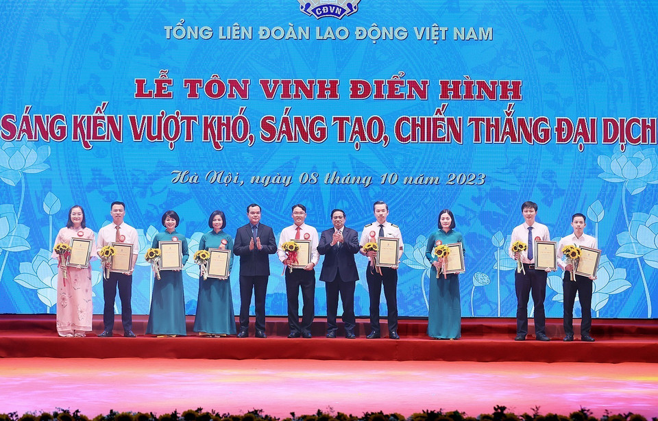 Thủ tướng Phạm Minh Chính và Chủ tịch Tổng Liên đoàn Lao động Việt Nam Nguyễn Đình Khang cùng các tác giả, nhóm tác giả có thành tích đặc biệt xuất sắc. (Ảnh: Dương Giang/TTXVN)