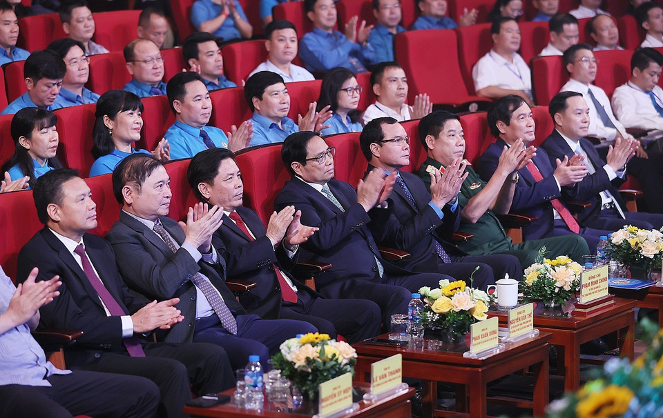 Thủ tướng Phạm Minh Chính và các đại biểu dự Lễ tôn vinh Điển hình “Sáng kiến vượt khó, sáng tạo, chiến thắng đại dịch.” (Ảnh: Dương Giang/TTXVN)