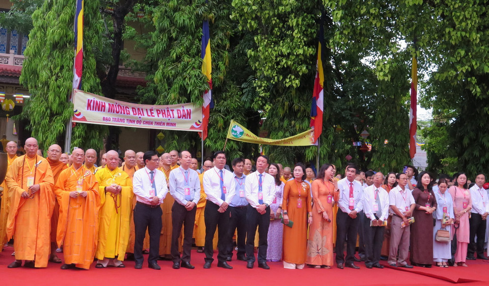Lãnh đạo tỉnh Thừa Thiên-Huế cùng các tăng ni, phật tử tham dự Lễ Chính thức Đại lễ Phật đản Phật lịch 2568-Dương lịch 2024. (Ảnh: Tường Vi/TTXVN)