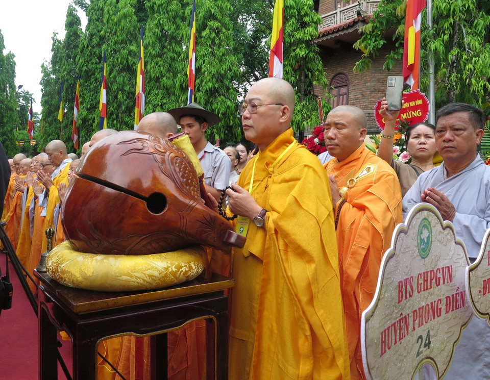 Đông đảo tăng, ni và phật tử tham dự Lễ Chính thức Đại lễ Phật đản Phật lịch 2568-Dương lịch 2024. (Ảnh: Tường Vi/TTXVN)