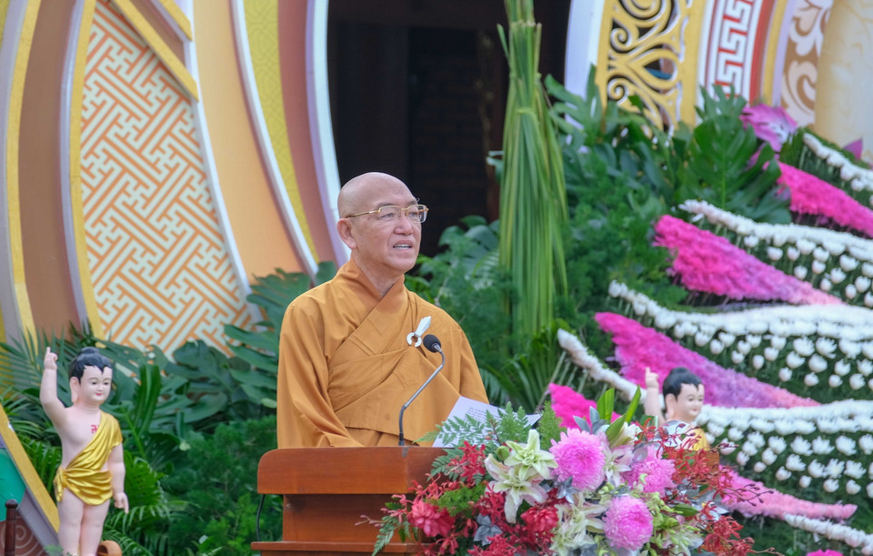 Thượng tọa Thích Bình Tâm, Phó Ban thường trực Ban Trị sự Giáo hội Phật giáo Việt Nam thành phố Cần Thơ, tại buổi lễ. (Ảnh: Thanh Liêm/TTXVN)