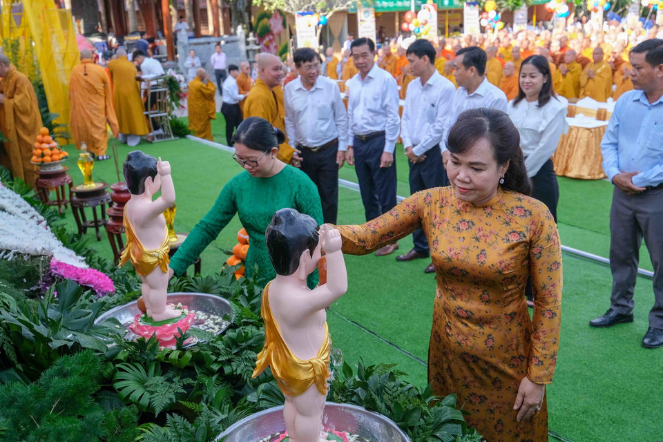 Các đại biểu thực hiện nghi thức tắm Phật. (Ảnh: Thanh Liêm/TTXVN)