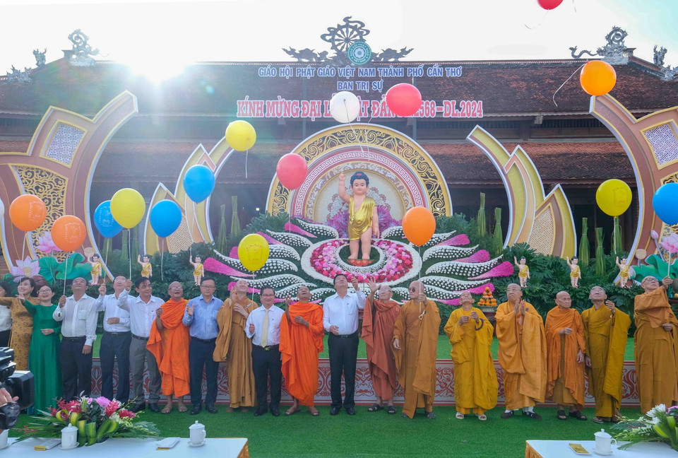 Các đại biểu thực hiện nghi thức thả bóng bay cầu nguyện cho hòa bình thế giới. (Ảnh: Thanh Liêm/TTXVN)