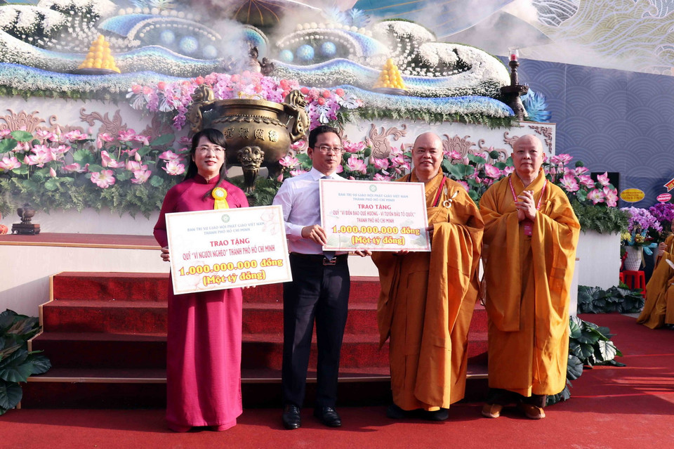 Đại diện Ban Trị sự Giáo hội Phật giáo Việt Nam Thành phố Hồ Chí Minh trao bảng tượng trưng ủng hộ số tiền 2 tỷ đồng cho Quỹ vì người nghèo và Quỹ vì biển đảo quê hương, vì tuyến đầu Tổ quốc của Thành phố Hồ Chí Minh. (Ảnh: Xuân Khu/TTXVN)