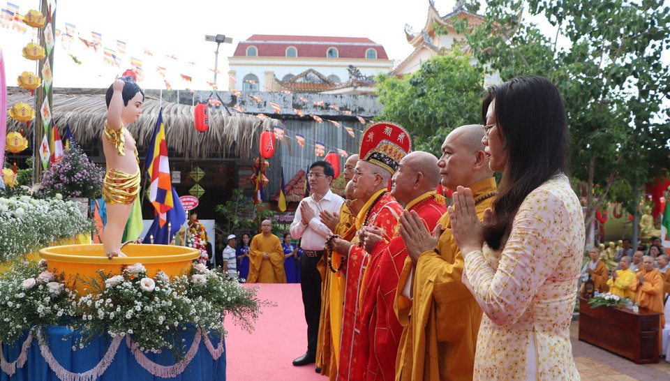 Chư tăng và các đại biểu thực hiện nghi thức dâng hương tại buổi lễ. (Ảnh: Hồng Thái/TTXVN)