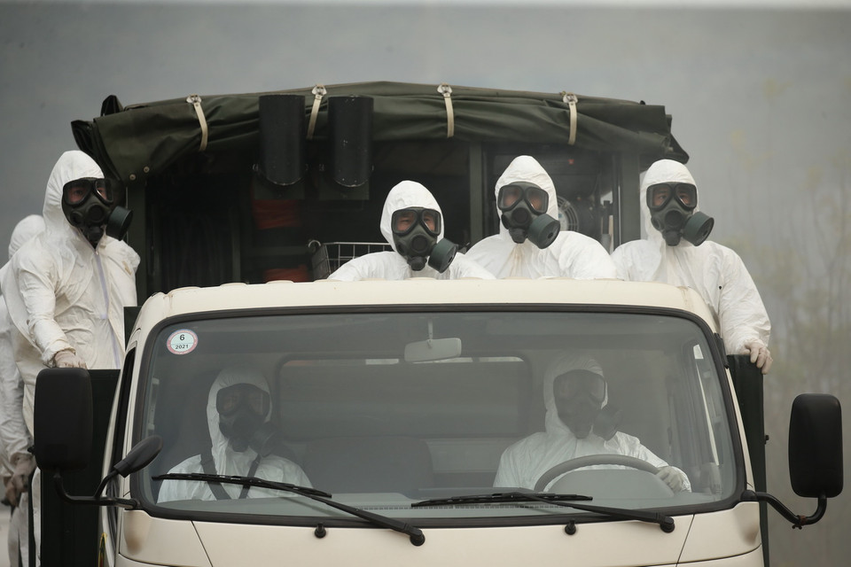 Lực lượng Bộ đội hóa học tiếp cận hiện trường xử lý sự cố. (Ảnh: Dương Giang/TTXVN)