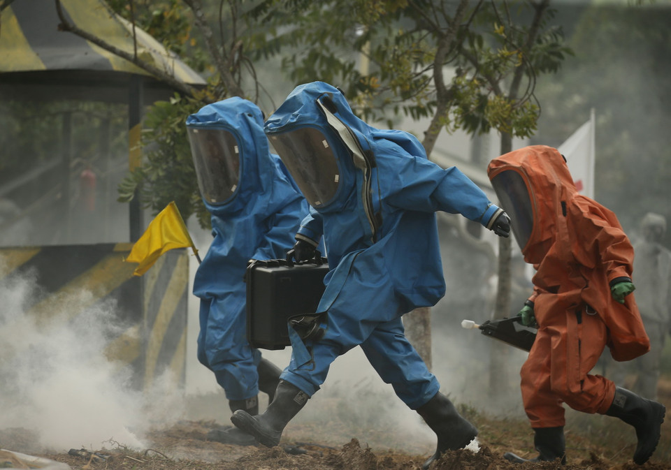 Lực lượng ứng phó tiếp cận hiện trường thực hiện nhiệm vụ quan trắc và đánh giá tác động nguy hại sự cố gây ra. (Ảnh: Dương Giang/TTXVN)